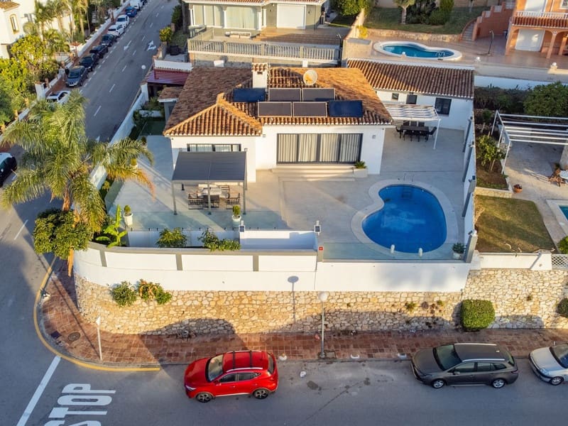 4 sovrum Villa till salu i Mijas Costa med pool garage - 1 390 000 € (Ref: 8747606)