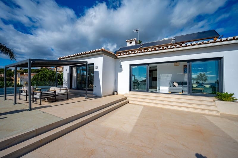 4 sovrum Villa till salu i Mijas Costa med pool garage - 1 390 000 € (Ref: 8747606)