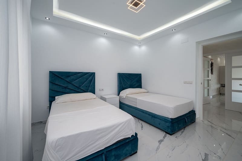 4 sovrum Villa till salu i Mijas Costa med pool garage - 1 390 000 € (Ref: 8747606)