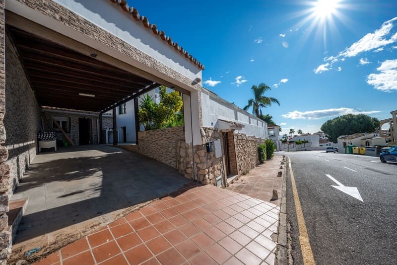 4 sovrum Villa till salu i Mijas Costa med pool garage - 1 390 000 € (Ref: 8747606)