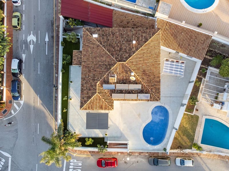 4 sovrum Villa till salu i Mijas Costa med pool garage - 1 390 000 € (Ref: 8747606)