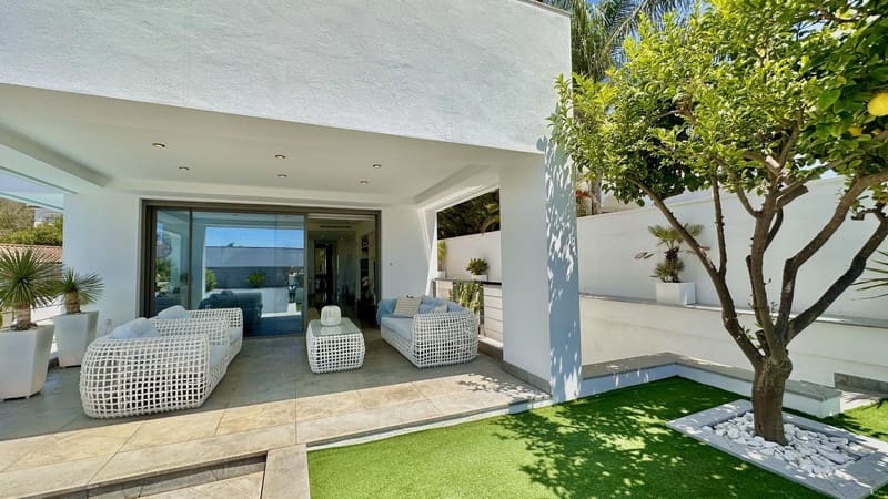 4 bedroom Villa for sale in Marbella with pool garage - € 2,500,000 (Ref: 8747607)