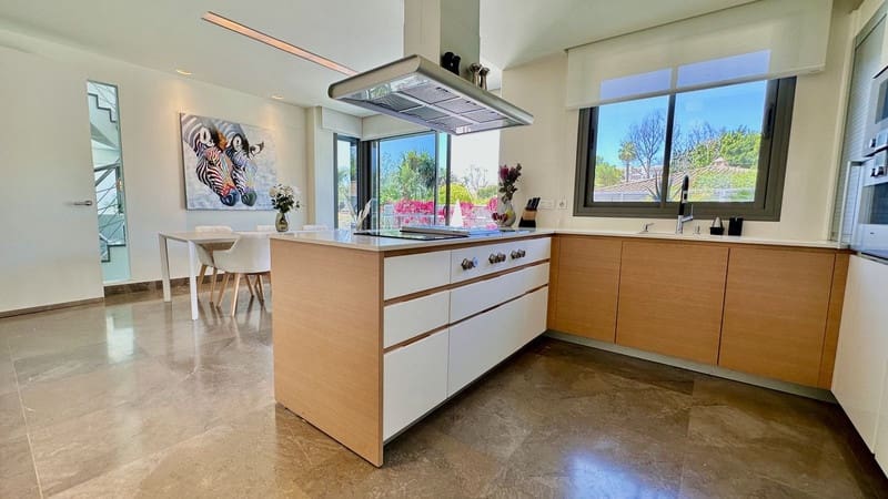 4 bedroom Villa for sale in Marbella with pool garage - € 2,500,000 (Ref: 8747607)