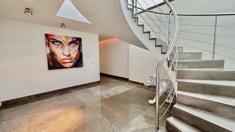 4 bedroom Villa for sale in Marbella with pool garage - € 2,500,000 (Ref: 8747607)