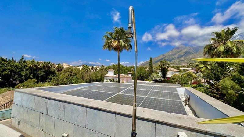 4 bedroom Villa for sale in Marbella with pool garage - € 2,500,000 (Ref: 8747607)