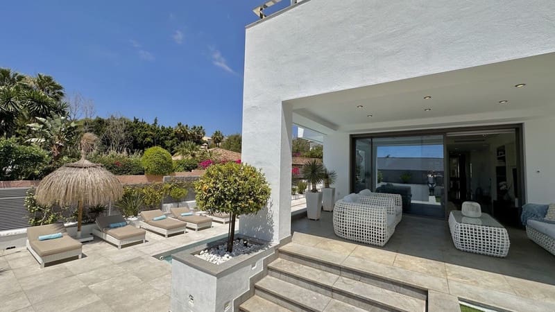 4 bedroom Villa for sale in Marbella with pool garage - € 2,500,000 (Ref: 8747607)