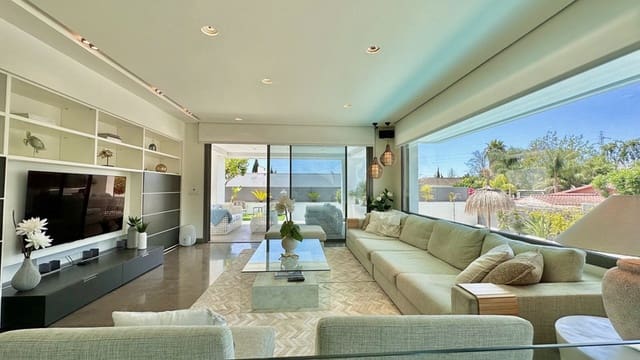 4 bedroom Villa for sale in Marbella with pool garage - € 2,500,000 (Ref: 8747607)