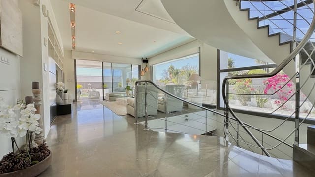 4 bedroom Villa for sale in Marbella with pool garage - € 2,500,000 (Ref: 8747607)