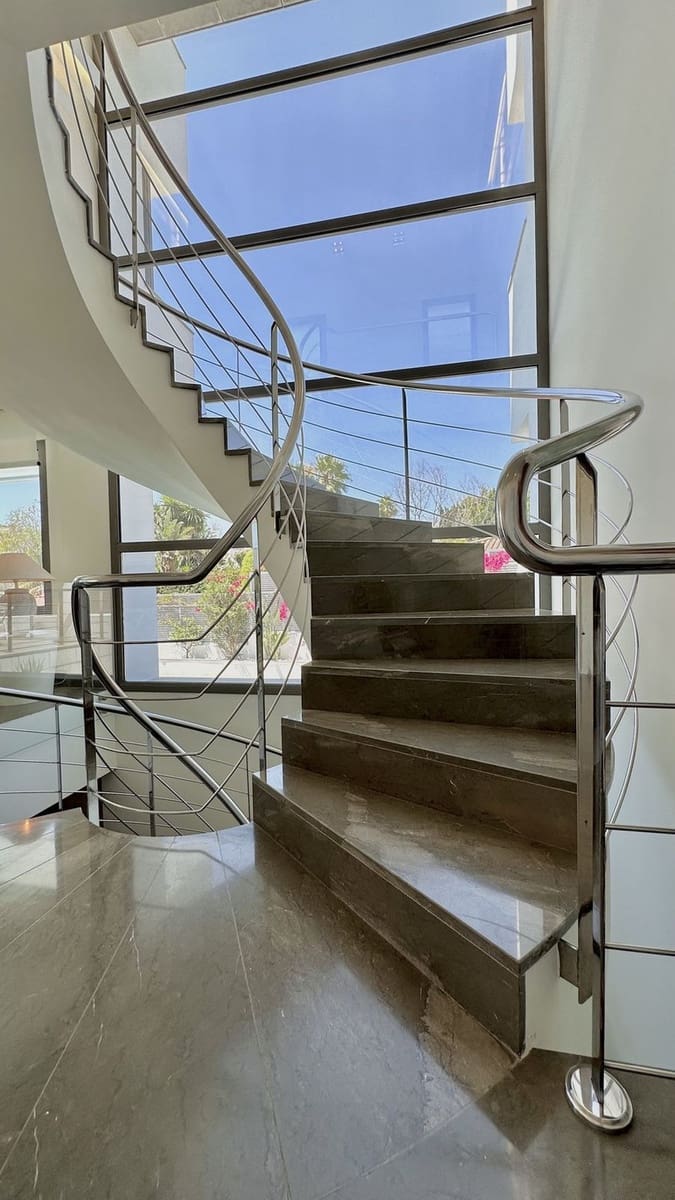 4 bedroom Villa for sale in Marbella with pool garage - € 2,500,000 (Ref: 8747607)