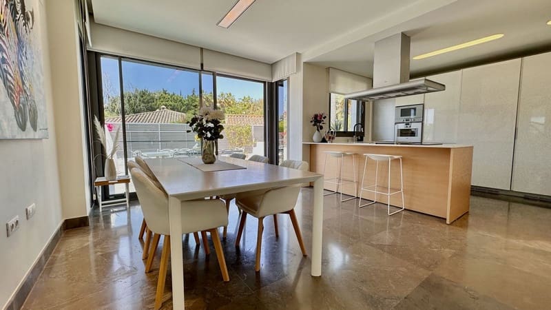 4 bedroom Villa for sale in Marbella with pool garage - € 2,500,000 (Ref: 8747607)