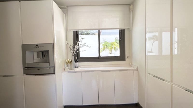 4 bedroom Villa for sale in Marbella with pool garage - € 2,500,000 (Ref: 8747607)