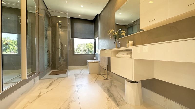 4 bedroom Villa for sale in Marbella with pool garage - € 2,500,000 (Ref: 8747607)