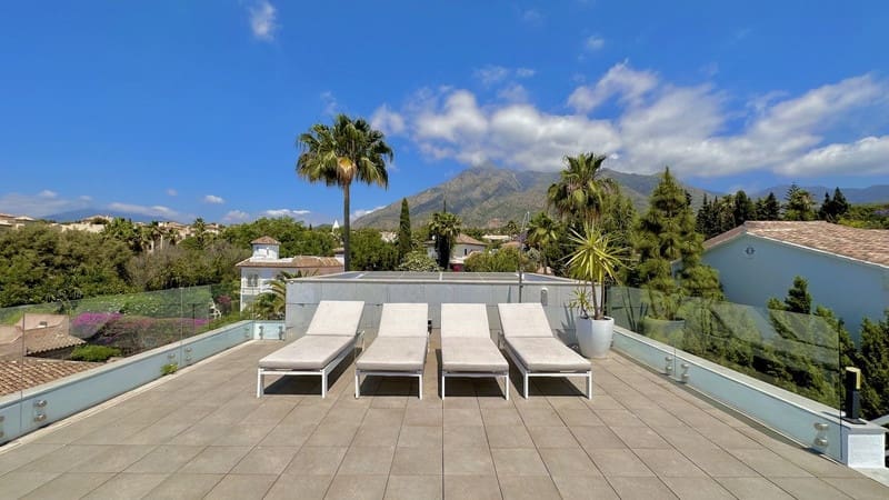 4 bedroom Villa for sale in Marbella with pool garage - € 2,500,000 (Ref: 8747607)