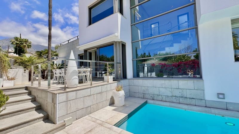 4 bedroom Villa for sale in Marbella with pool garage - € 2,500,000 (Ref: 8747607)