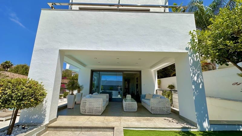 4 bedroom Villa for sale in Marbella with pool garage - € 2,500,000 (Ref: 8747607)