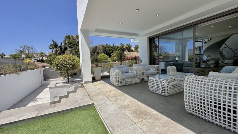 4 bedroom Villa for sale in Marbella with pool garage - € 2,500,000 (Ref: 8747607)