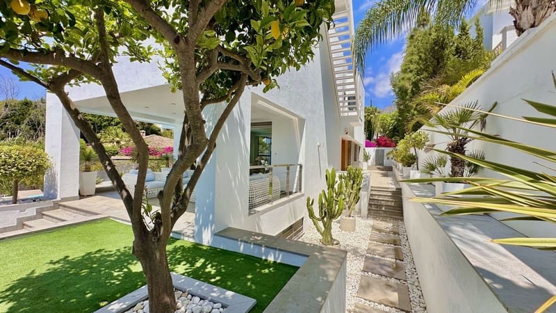 4 bedroom Villa for sale in Marbella with pool garage - € 2,500,000 (Ref: 8747607)