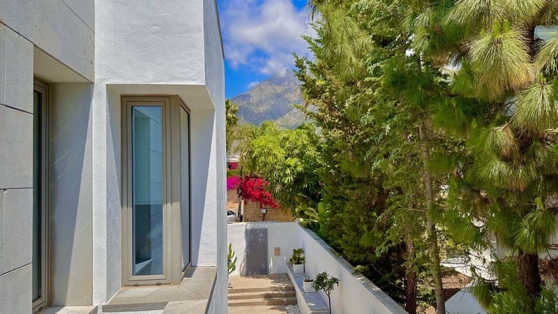 4 bedroom Villa for sale in Marbella with pool garage - € 2,500,000 (Ref: 8747607)