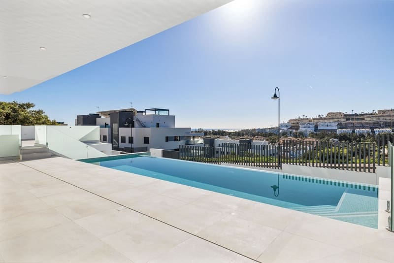 6 bedroom Villa for sale in La Cala de Mijas with pool garage - € 2,650,000 (Ref: 8755351)
