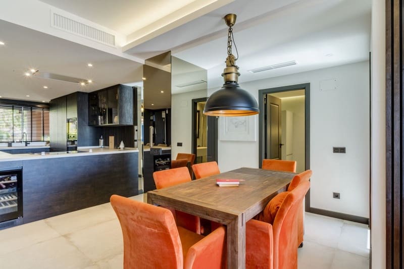 4 bedroom Apartment for sale in Nueva Andalucia with pool garage - € 1,350,000 (Ref: 8773318)