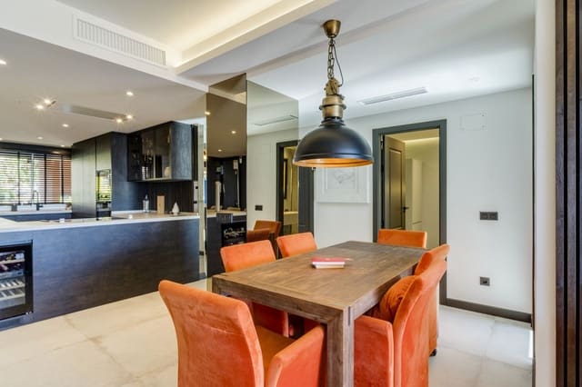 Apartamento de 4 habitaciones en Nueva Andalucia, Marbella en venta con piscina garaje - 1.350.000 € (Ref: 8773318)