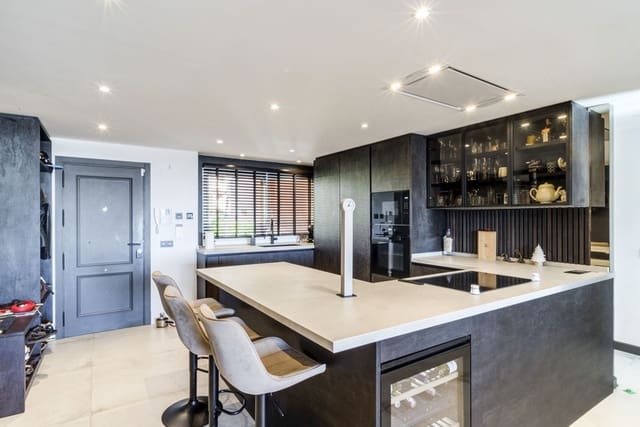 Apartamento de 4 habitaciones en Nueva Andalucia, Marbella en venta con piscina garaje - 1.350.000 € (Ref: 8773318)