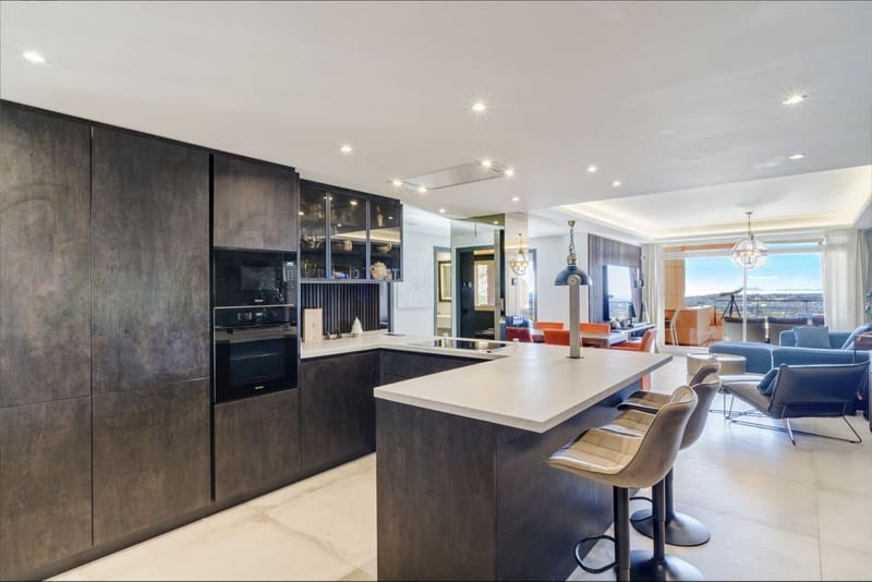 4 bedroom Apartment for sale in Nueva Andalucia with pool garage - € 1,350,000 (Ref: 8773318)