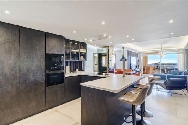 Apartamento de 4 habitaciones en Nueva Andalucia, Marbella en venta con piscina garaje - 1.350.000 € (Ref: 8773318)