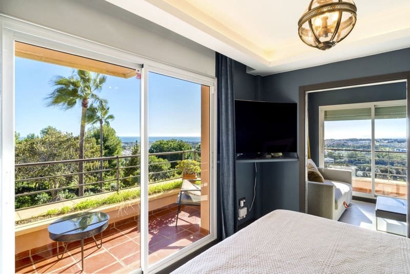 4 bedroom Apartment for sale in Nueva Andalucia with pool garage - € 1,350,000 (Ref: 8773318)