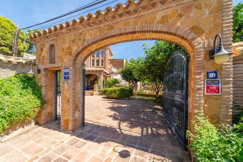 6 bedroom Villa for sale in Benalmadena with pool garage - € 1,695,000 (Ref: 8776036)