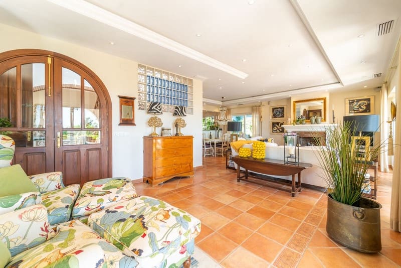 6 bedroom Villa for sale in Benalmadena with pool garage - € 1,695,000 (Ref: 8776036)