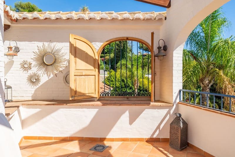 6 bedroom Villa for sale in Benalmadena with pool garage - € 1,695,000 (Ref: 8776036)