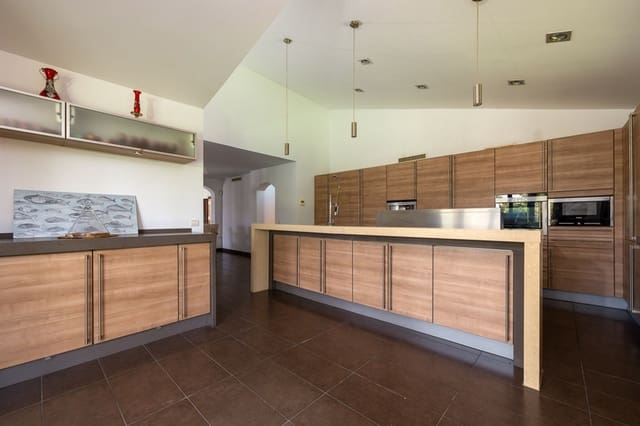 4 sypialnia Willa na sprzedaż w Golden Mile, Marbella z basenem garażem - 2 875 000 € (Ref: 8789250)
