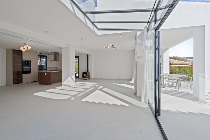 4 bedroom Villa for sale in Marbella with pool garage - € 2,390,000 (Ref: 8789251)