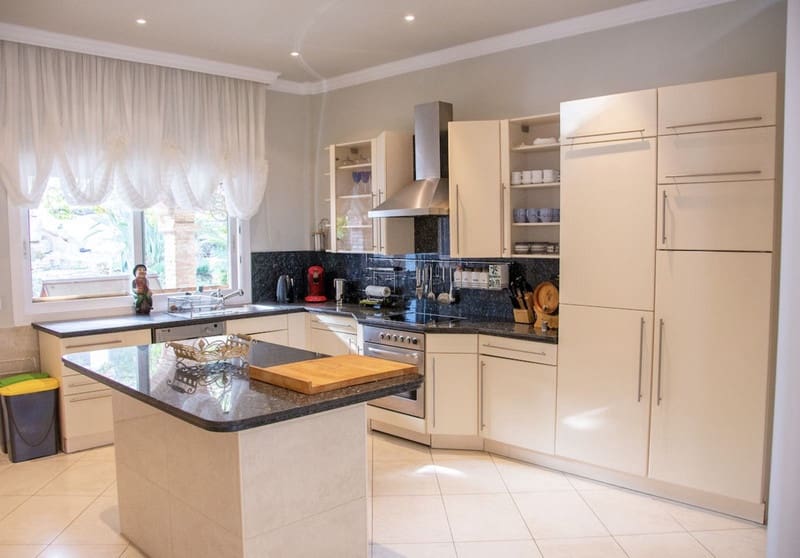 7 bedroom Villa for sale in Marbella with pool garage - € 2,285,000 (Ref: 8809382)