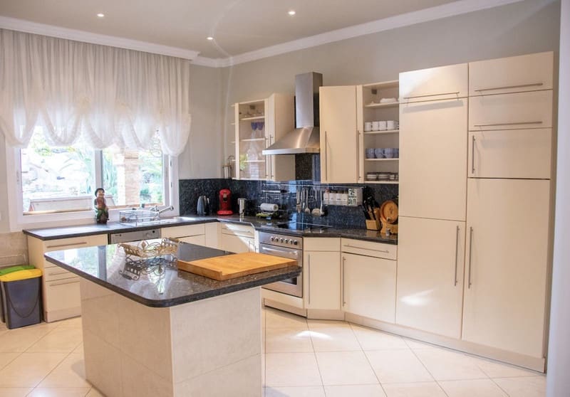 7 soveværelse Villa til salg i Marbella med swimmingpool garage - € 2.285.000 (Ref: 8809382)