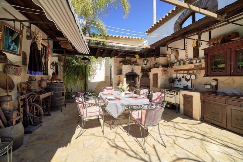 7 soveværelse Villa til salg i Marbella med swimmingpool garage - € 2.285.000 (Ref: 8809382)