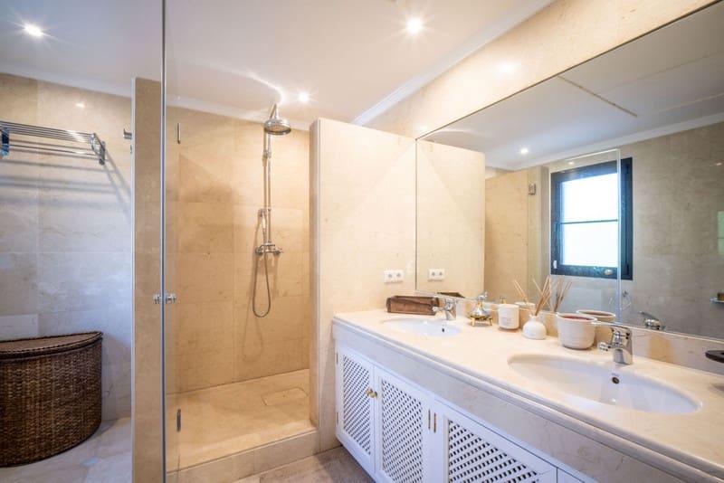 4 bedroom Villa for sale in La Quinta with pool garage - € 2,950,000 (Ref: 8812366)