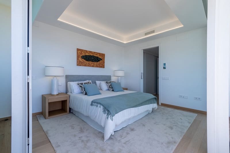 4 bedroom Villa for sale in Marbella with pool garage - € 1,950,000 (Ref: 8834191)