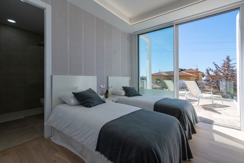 4 bedroom Villa for sale in Marbella with pool garage - € 1,950,000 (Ref: 8834191)