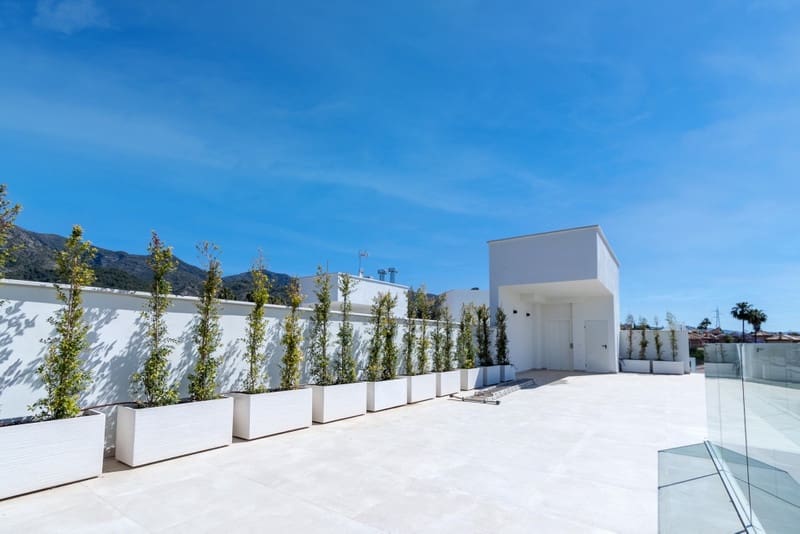 4 bedroom Villa for sale in Marbella with pool garage - € 1,950,000 (Ref: 8834191)