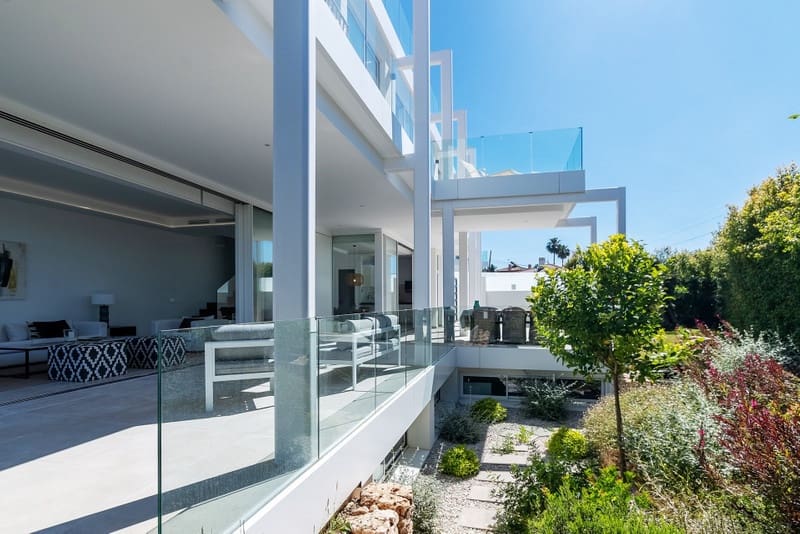 4 bedroom Villa for sale in Marbella with pool garage - € 1,950,000 (Ref: 8834191)