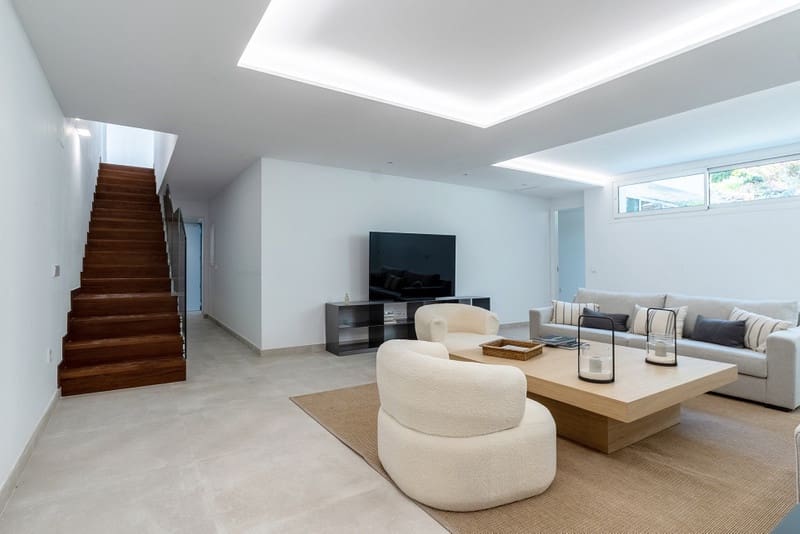 4 bedroom Villa for sale in Marbella with pool garage - € 1,950,000 (Ref: 8834191)