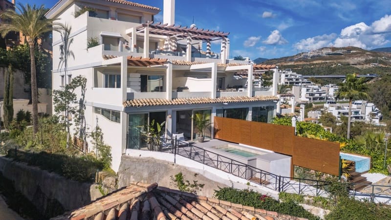 3 bedroom Apartment for sale in Nueva Andalucia with pool garage - € 1,095,000 (Ref: 8836436)