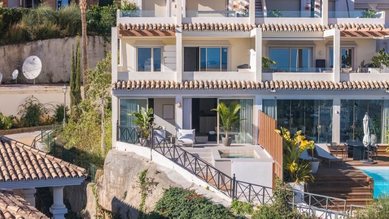 3 bedroom Apartment for sale in Nueva Andalucia with pool garage - € 1,050,000 (Ref: 8836436)