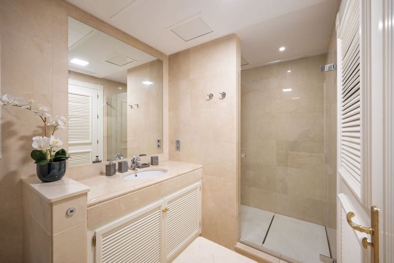 6 bedroom Villa for sale in Marbella with pool garage - € 3,950,000 (Ref: 8854702)