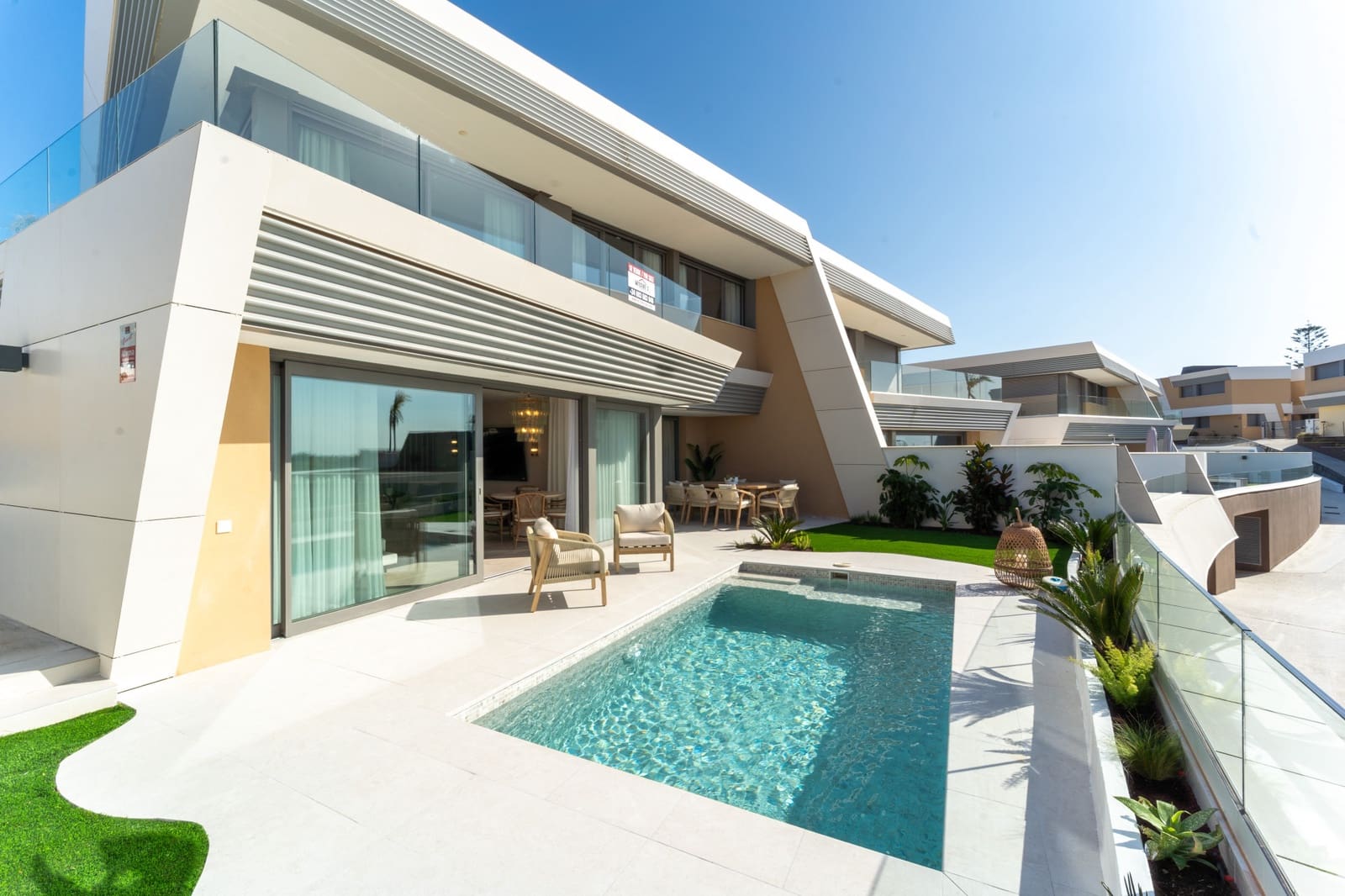 4 soveværelse Semi-Rækkehus til salg i Mijas Costa med swimmingpool garage - € 1.400.000 (Ref: 8862476)