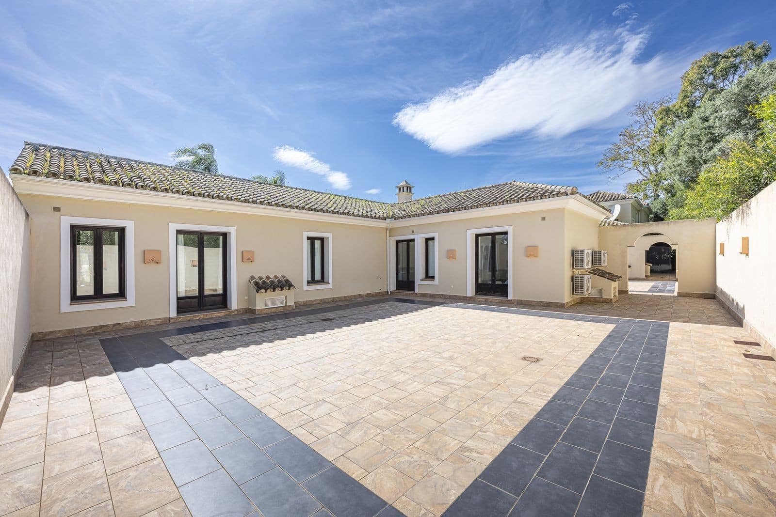 5 bedroom Villa for sale in Sotogrande with pool garage - € 2,290,000 (Ref: 8864707)
