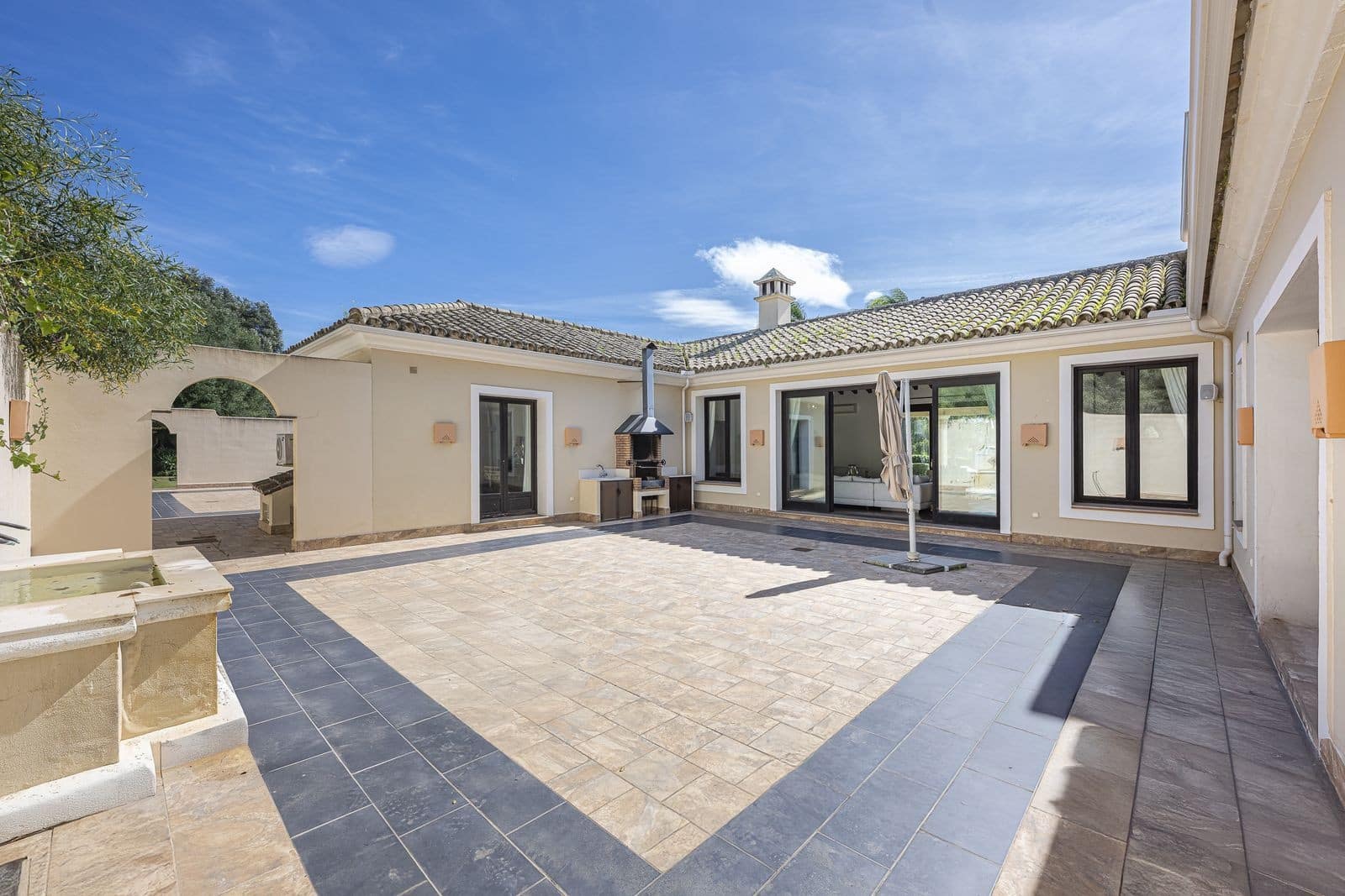5 bedroom Villa for sale in Sotogrande with pool garage - € 2,290,000 (Ref: 8864707)
