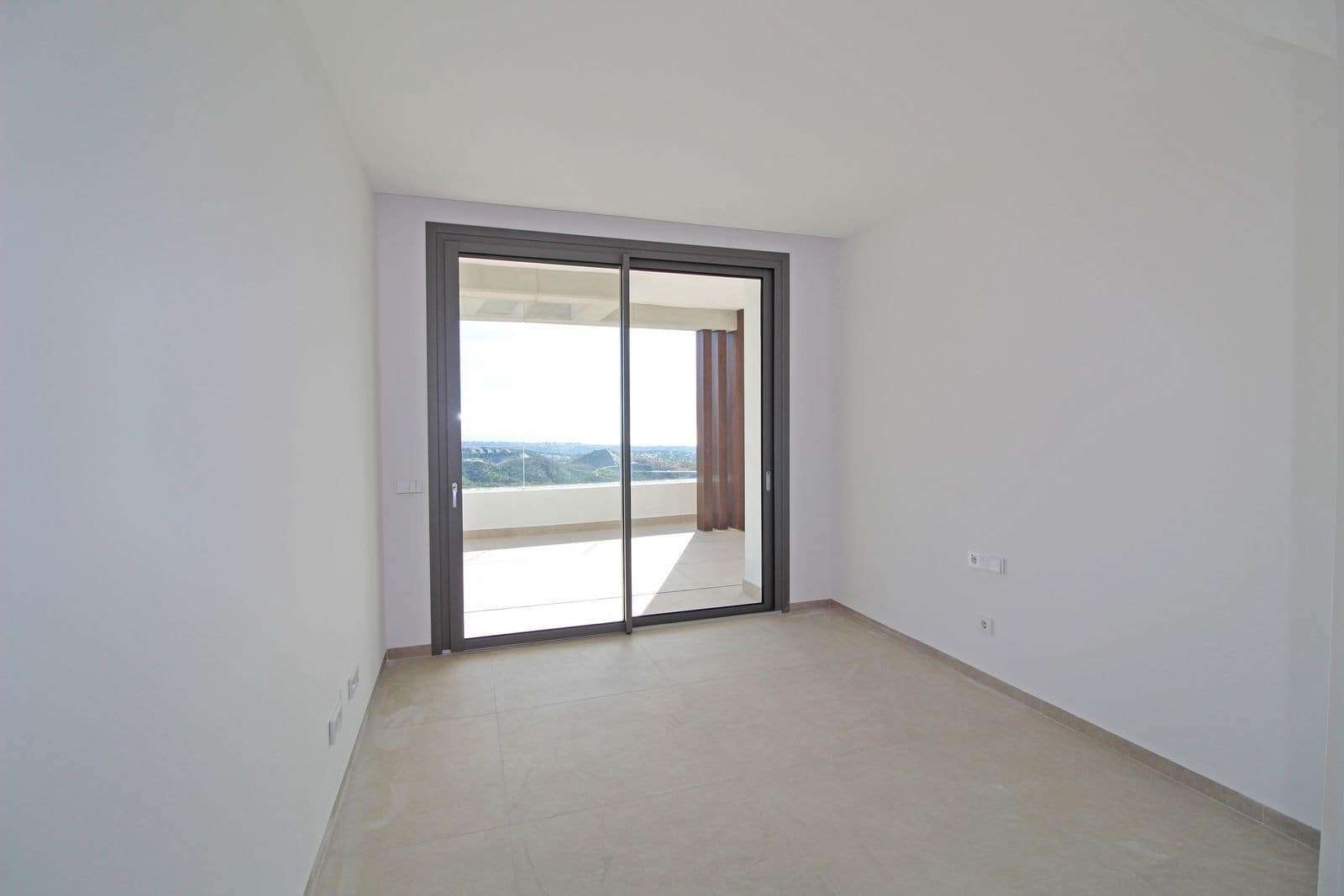 3 sypialnia Apartament na sprzedaż w Benahavis z basenem garażem - 1 295 000 € (Ref: 8866996)